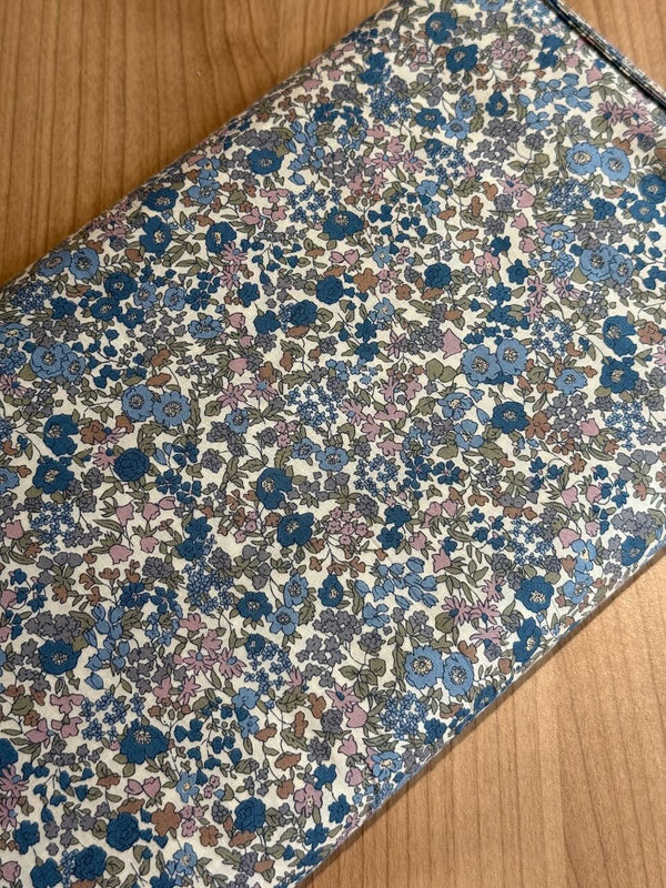 Cotton lawn "Fleurs sauvages tons bleus" de marque Hokkoh (prix pour 10cm)