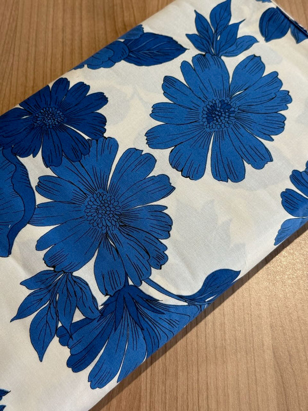 Cotton lawn "Okii Hana blanc et bleu" de marque Hokkoh (prix pour 10cm)