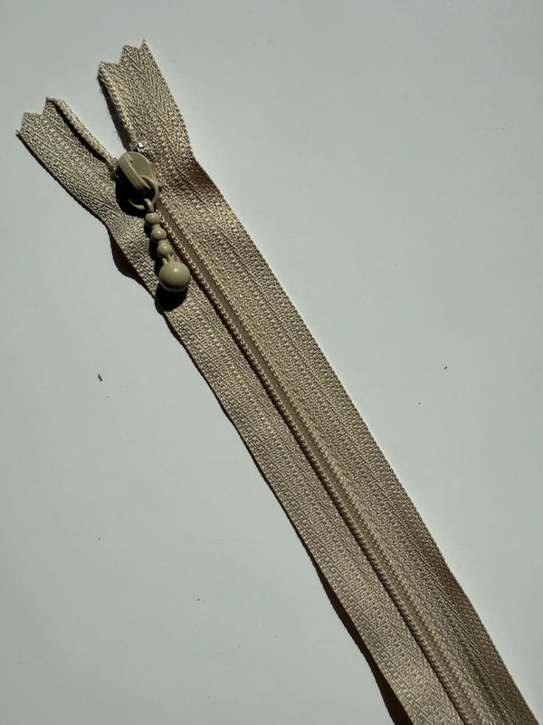 YKK - zip non séparable 20cm avec curseur décoration boule - couleur dune 572 (prix à la pièce)