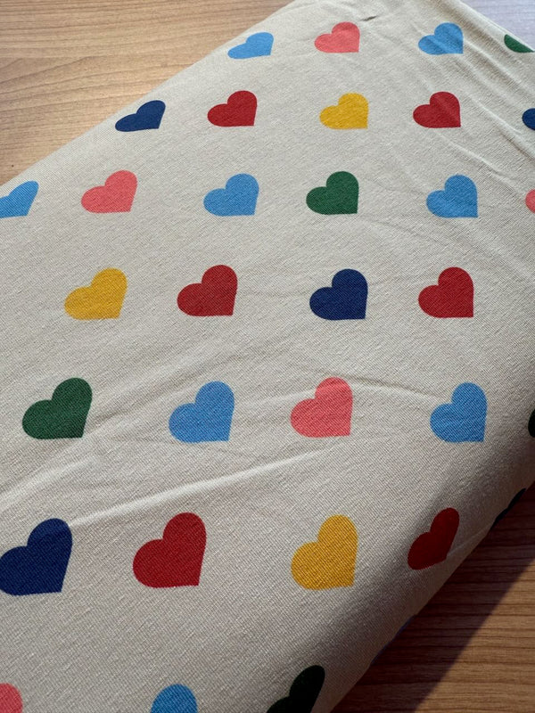 Jersey de coton - Petits coeurs colorés sur fond écru Oeko-tex (prix pour 10cm)