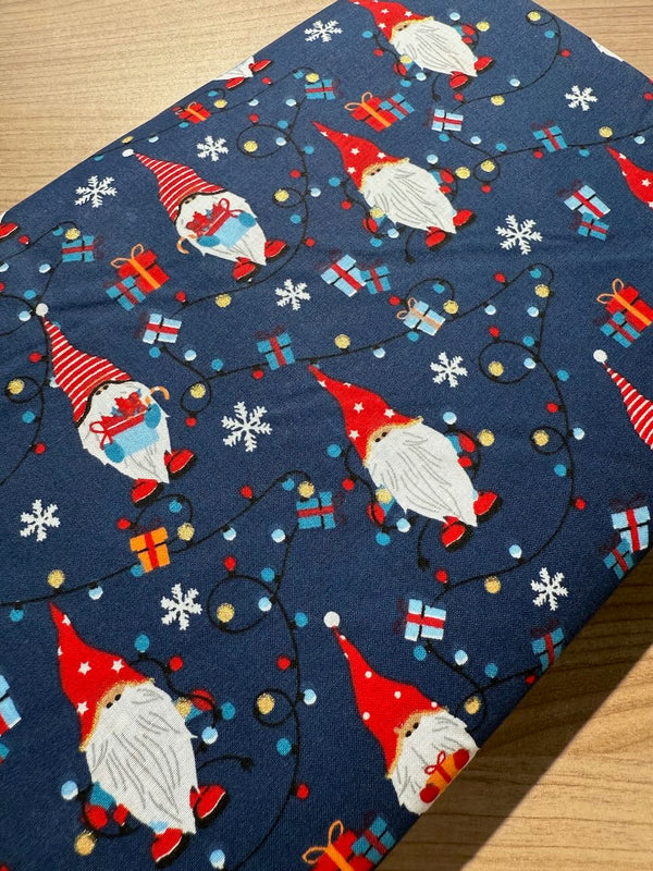 Popeline "Guirlande de lutins de Noël fond bleu" certifié oeko-tex - 100% coton (prix pour 10cm)
