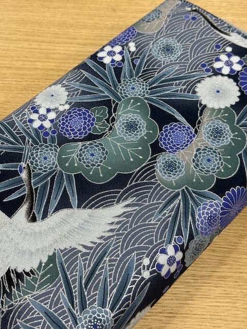 Grues et fleurs bleu indigo très foncé- argent - 100% coton (par unité de 10cm)