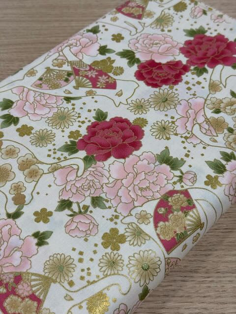 Tissus japonais "Shiroi Neko - botan " sur fond crème (prix pour 10cm)