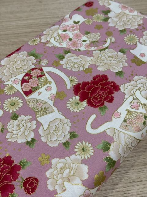 Tissus japonais "Shiroi Neko - botan " sur fond rose (prix pour 10cm)