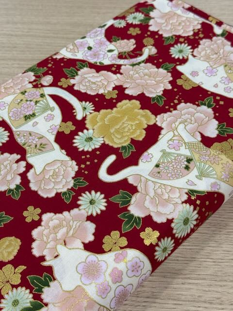 Tissus japonais "Shiroi Neko - botan " sur fond rouge (prix pour 10cm)