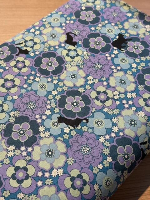 Popeline de coton japonaise " Chats et fleurs vintage" bleu/mauve (prix pour 10cm)