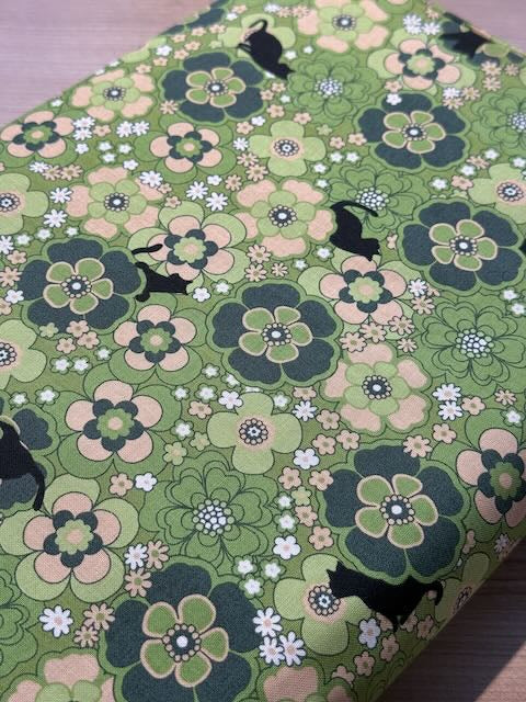 Popeline de coton japonaise " Chats et fleurs vintage" vert (prix pour 10cm)