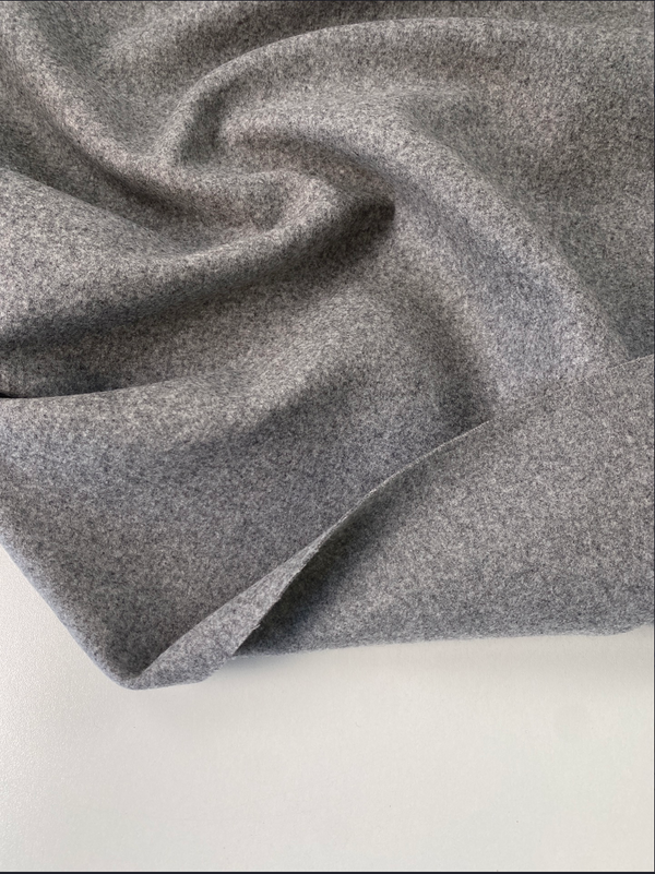 Coupon de 1,48m de Superbe lainage gris chiné de marque Jill Sanders (prix pour le coupon)
