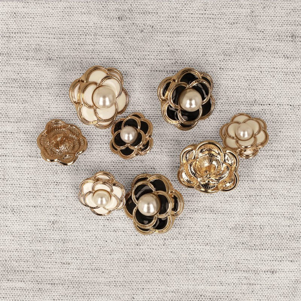 Boutons fleurs et perles noir ou blanc 18mm ou 23mm (prix à la pièce)