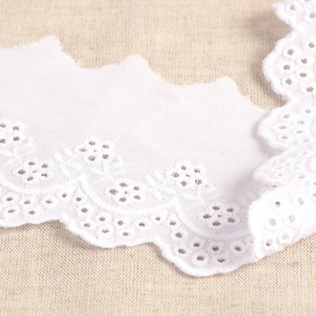 Galon de broderie anglaise festonnée blanche - Boutons d'or  - 73mm (prix au 50cm)