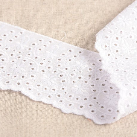 Galon de broderie anglaise festonnée blanche - Pâquerettes  - 72mm (prix au 50cm)