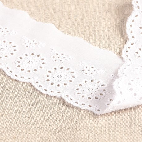 Galon de broderie anglaise festonnée blanche - Marguerites  - 60mm (prix au 50cm)