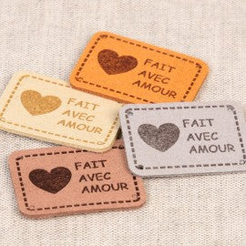 Etiquette à coudre imitation cuir - "Fait avec amour " (prix pour le set de 6 étiquettes)