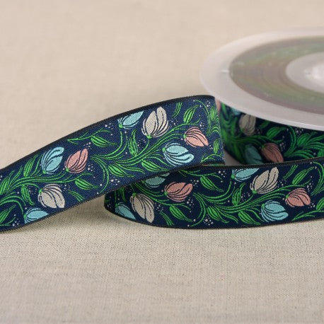 Galon en jacquard fleuri sur fond bleu marine - 24mm (prix au mètre)