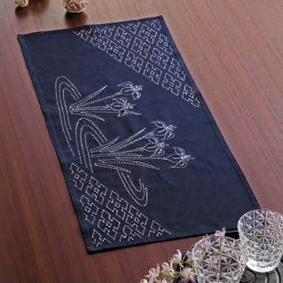Kit set de table indigo Iris à broder en sashiko (prix pour le kit complet)