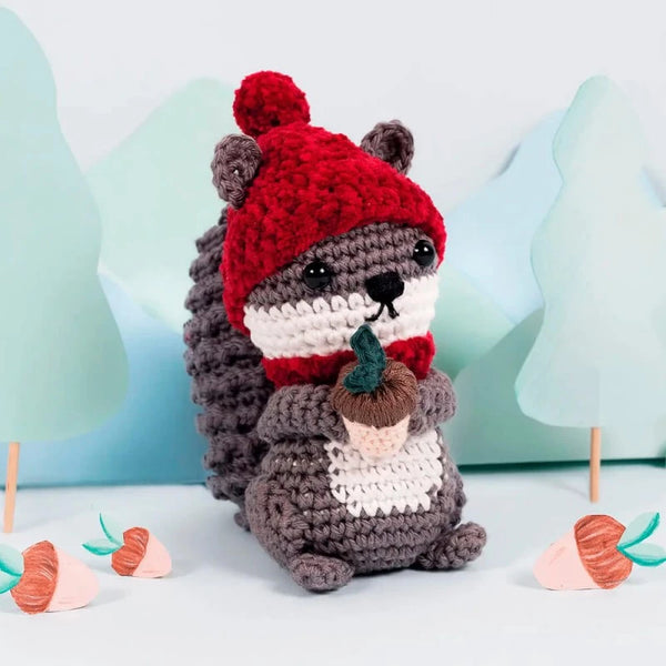 Kit amigurumi - Ecureuil gourmand de marque DMC (prix pour le kit)