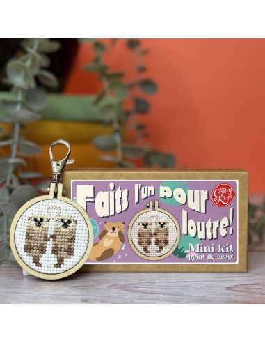 Kit à broder point de croix - "On est fait l'un pour loutre" de marque The crafty kit  - kit complet  (prix pour le kit)