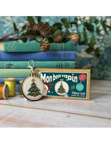 Kit à broder point de croix - "Joyeux noël" de marque The crafty kit  - kit complet  (prix pour le kit)