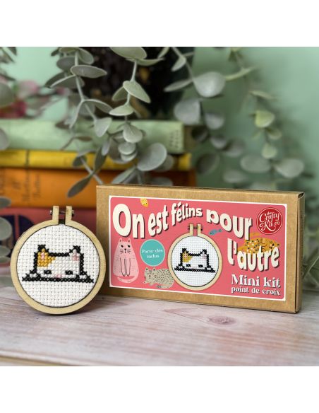 Kit à broder point de croix - "On est félins pour l'autre" de marque The crafty kit  - kit complet  (prix pour le kit)