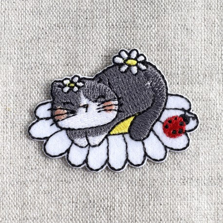 Patch thermocollant chat gris endormi avec fleur et coccinelle - (prix à la pièce)