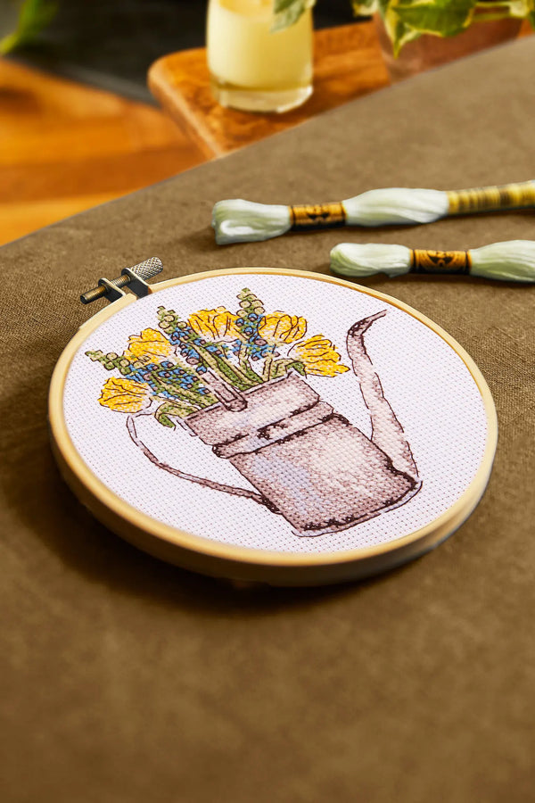 Kit à broder point de croix - Arrosoir de fleurs par Anna Matvieieva de marque DMC (prix pour le kit)