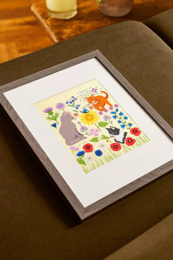 Kit à broder point de croix - Chats dans les champs par Marie-Dominique Procureur - marque DMC (prix pour le kit)