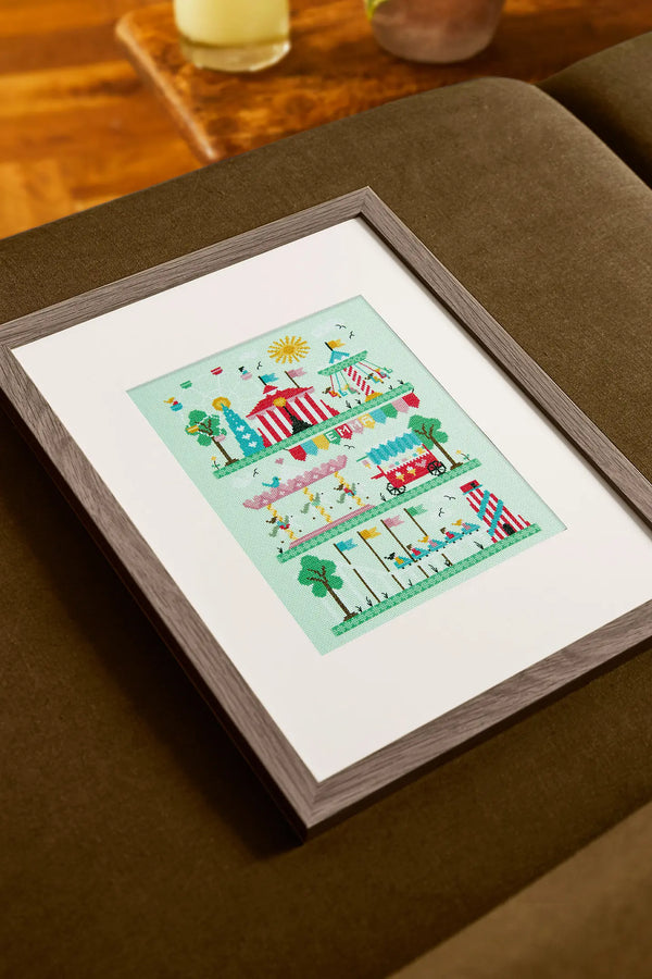 Kit à broder point de croix - Fête foraine par Little Dove Designs - marque DMC (prix pour le kit)