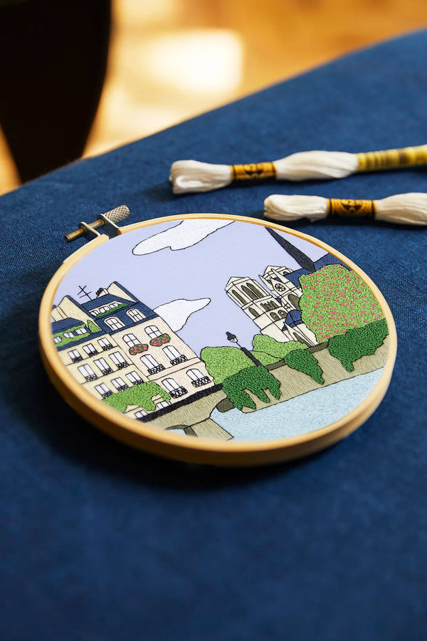Kit à broder Paris par Kseniia Guseva - marque DMC (prix pour le kit)