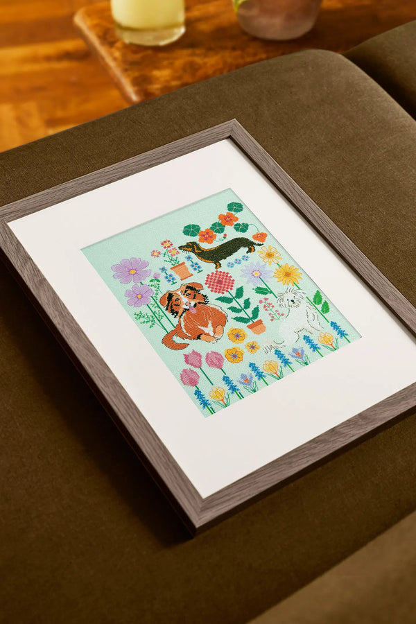 Kit à broder point de croix - Chiens dans le jardin par Marie-Dominique Procureur - marque DMC (prix pour le kit)