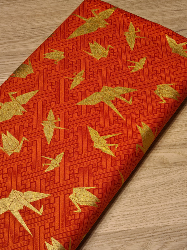 Tissu Grues dorées en origami - fond rouge - 100% coton (prix pour 10cm)