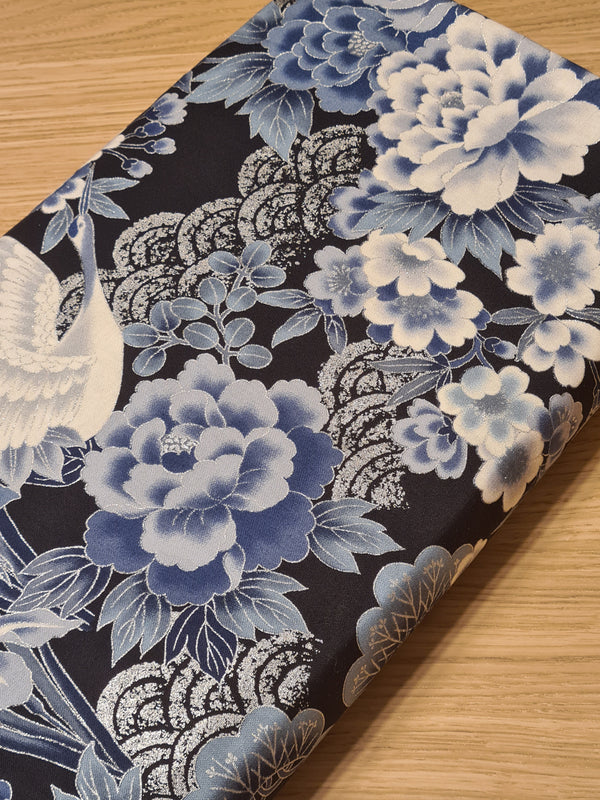 Grues, fleurs et seigaiha argent sur fond bleu très foncé - 100% coton (par unité de 10cm)