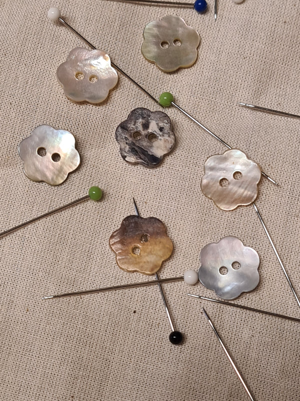 Boutons nacre petite fleur 12mm (prix à la pièce)