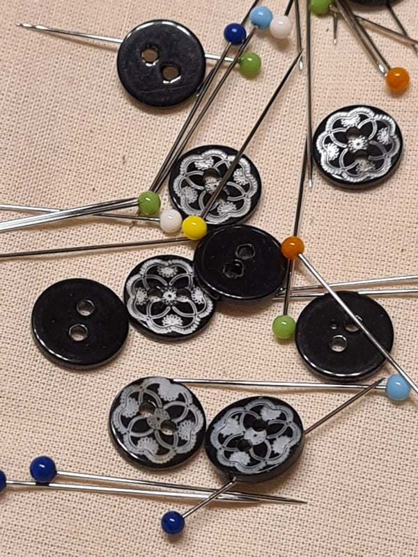 Boutons nacre noir à motif 12mm (prix à la pièce)