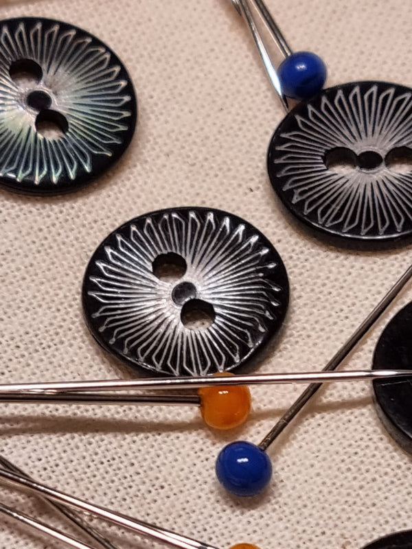 Boutons nacre noir fleurs spirales 11mm (prix à la pièce)