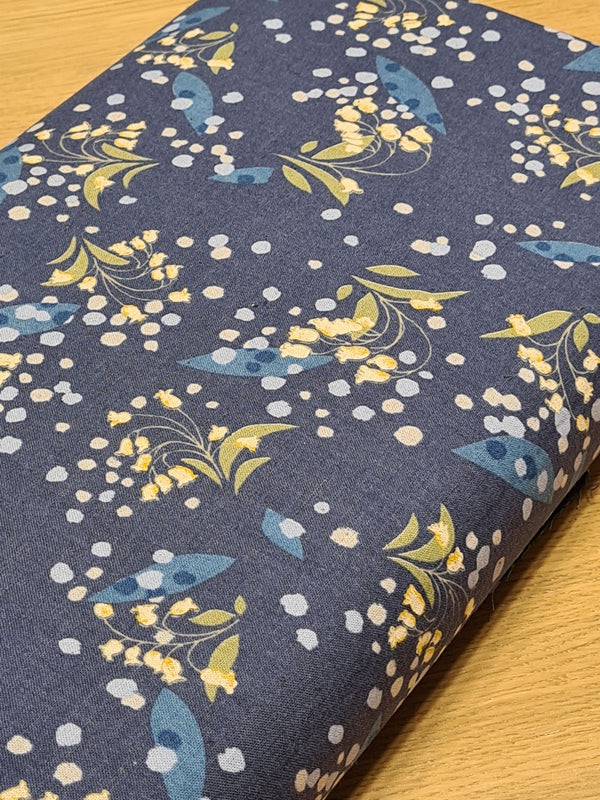 Tissu 15% lin et 85% coton  Muguets sur fond bleu de marque Kokka (prix pour 10cm)