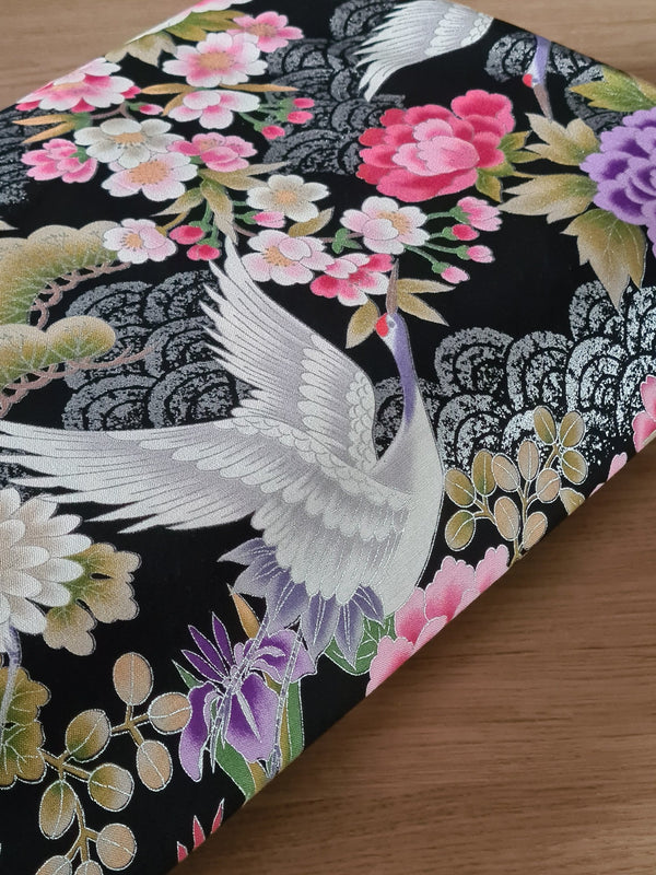 Grues, fleurs et seigaiha argent sur fond noir - 100% coton (prix pour 10cm)