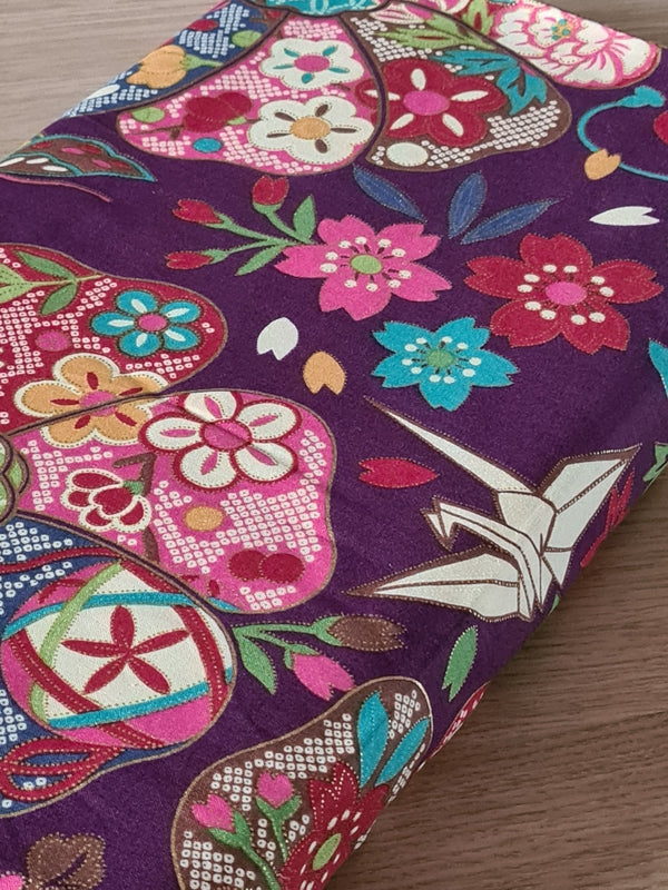 Tissus fleuri et taiko sur fond mauve - 100% coton (prix pour 10cm)