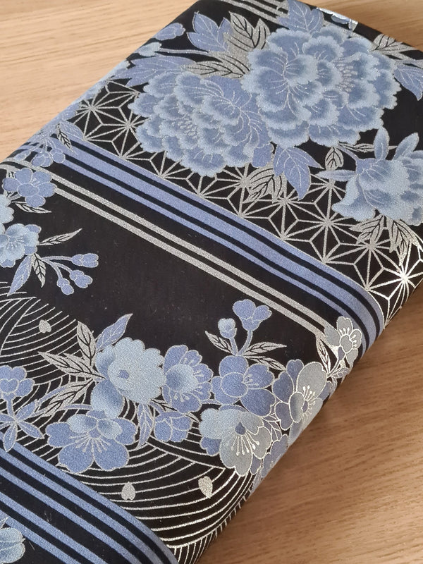 Tissu Tsuru/grues gris bleuté et argent sur fond noir (prix pour 10cm)