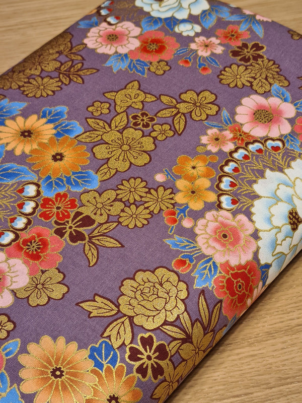 tissus fleuri Kokoro sur fond mauve/parme - 100% coton (prix pour 10cm)