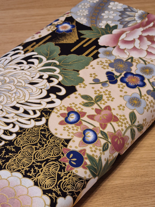 Chrysanthèmes et motifs traditionnels japonais sur fond noir (prix pour 10cm)