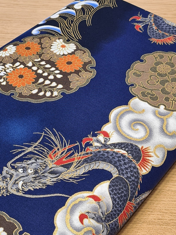 Ryu - dragons mythiques dansants dans les nuages et les vagues sur fond bleu (prix pour 10cm)