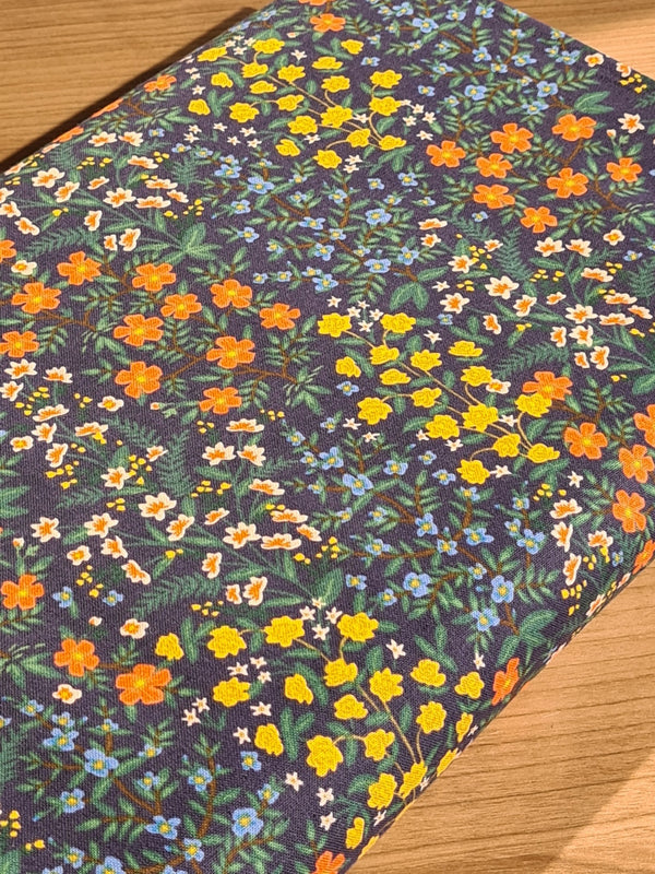 Popeline Rifle Paper co "Flowers Fields" sur fond bleu marine (prix pour 10cm)