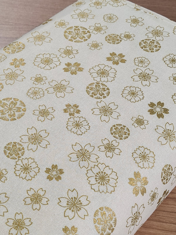 Tissu 100% coton sakura doré sur fond blanc cassé/crème (prix pour 10cm)