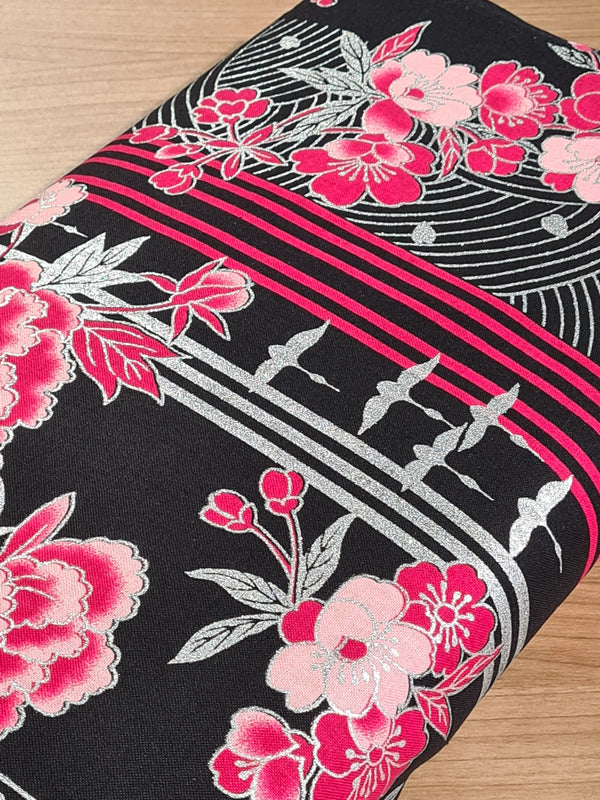 Tissu Tsuru/grues fuchsia/rose et argent sur fond noir (prix pour 10cm)