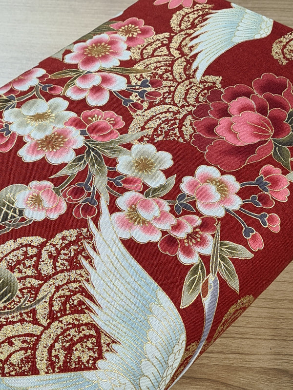Grues, fleurs et seigaiha doré sur fond rouge foncé - 100% coton (prix pour 10cm)