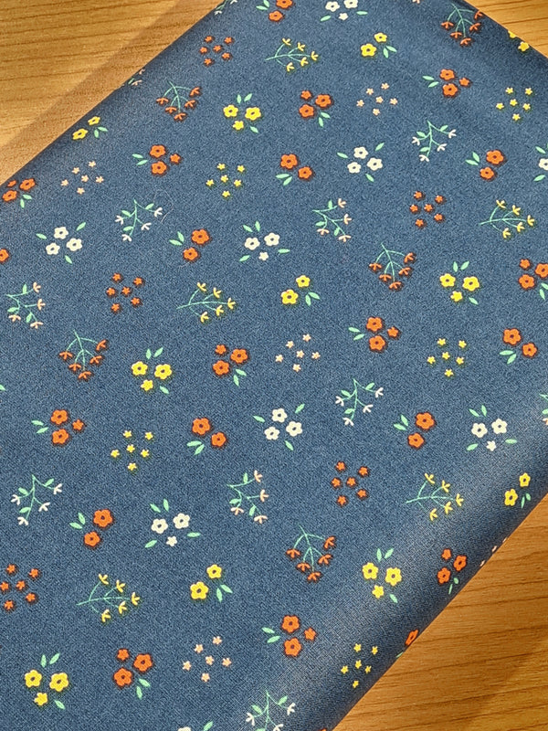 Popeline 100% coton "jolies fleurs" sur fond bleu vif certifié GOTS (prix pour 10cm)