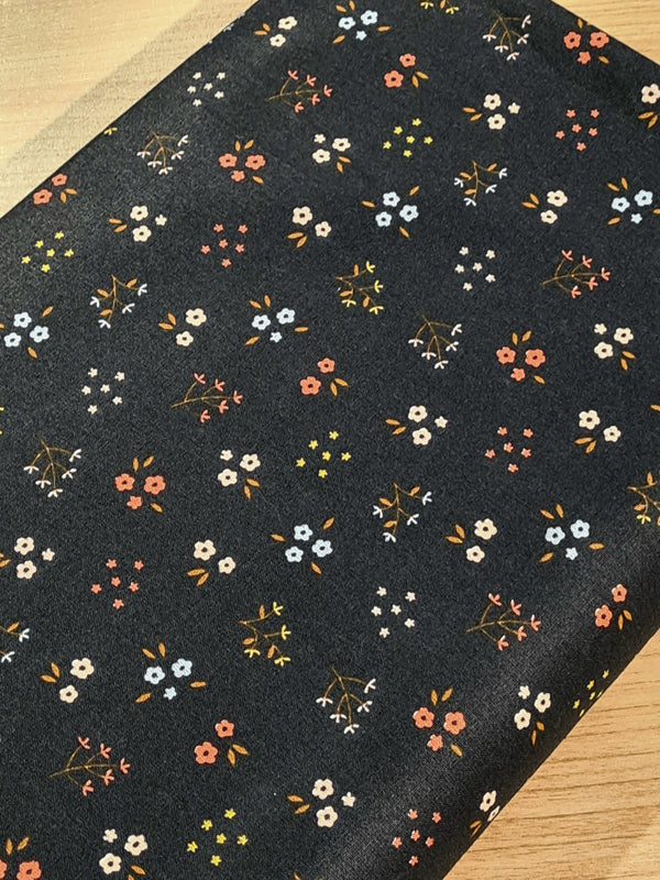 Popeline 100% coton "jolies fleurs" sur fond bleu marine foncé certifié GOTS (prix pour 10cm)