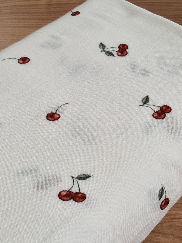 Double gaze - cerises sur fond blanc certifiée oeko-tex  (prix pour 10cm)