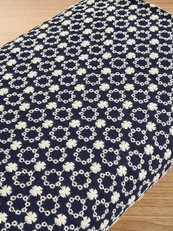 Broderie anglaise "couronne de fleurs" sur fond bleu - 100% coton (prix pour 10cm)