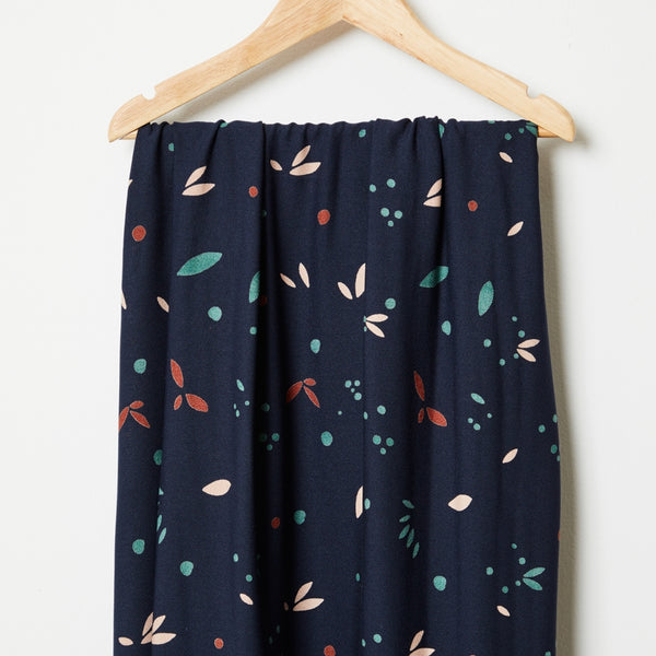 Coupon de 35cm de Crêpe de viscose - Petals indigo night - Eco-Vero de Mind the Maker